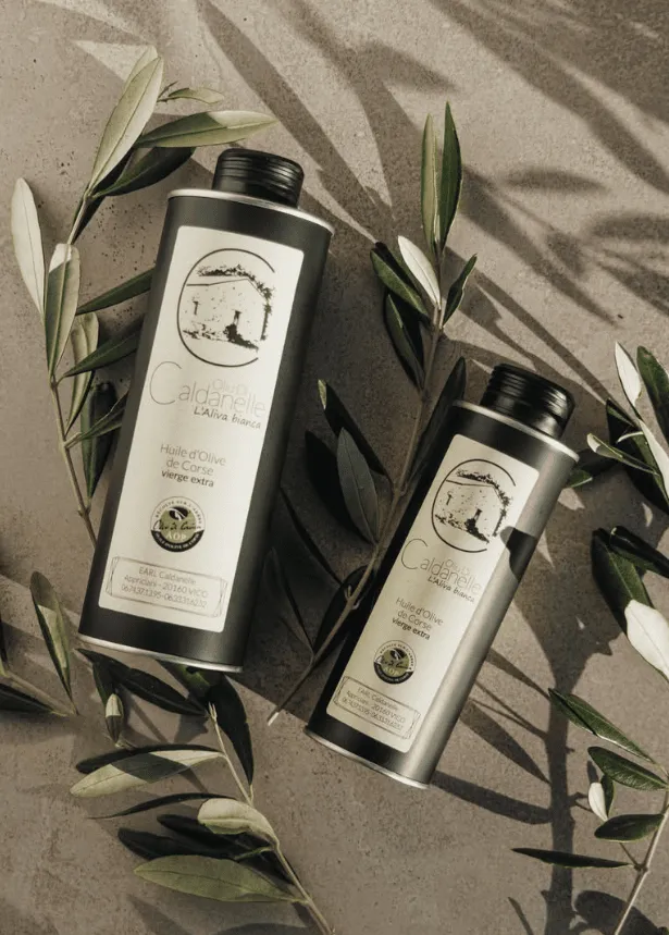 L’huile d’olive du domaine et sa branche d’olivier
